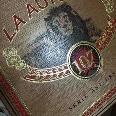 拉奥罗拉骑士罗布图25支木盒雪茄，La Aurora 107